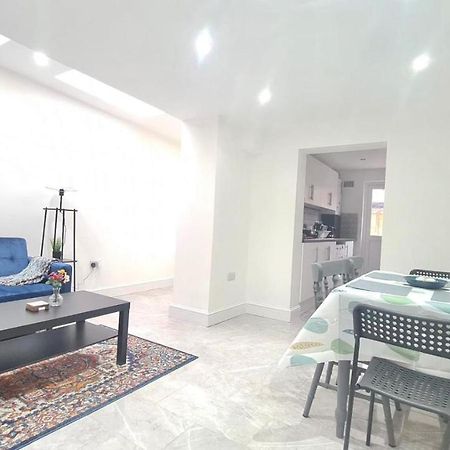 Spacious Room In Manor Park Лондон Экстерьер фото