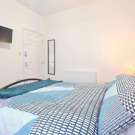 Spacious Room In Manor Park Лондон Экстерьер фото