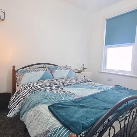 Spacious Room In Manor Park Лондон Экстерьер фото