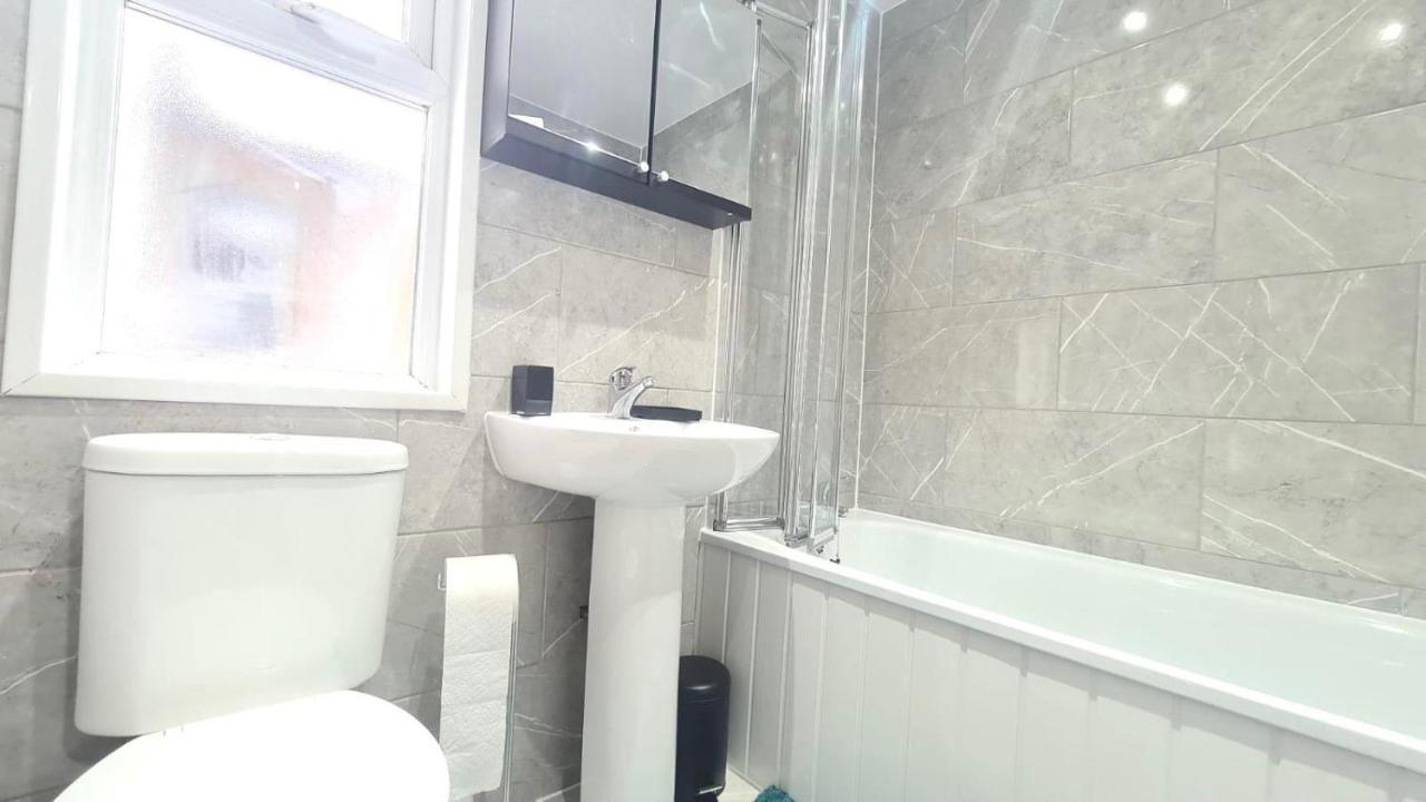 Spacious Room In Manor Park Лондон Экстерьер фото