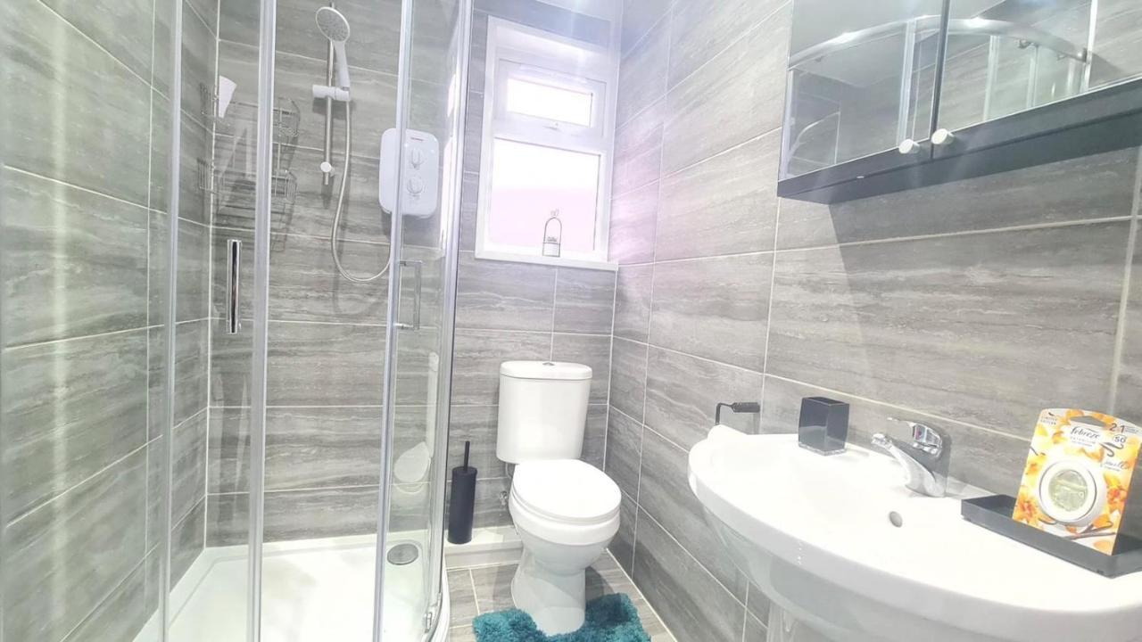 Spacious Room In Manor Park Лондон Экстерьер фото